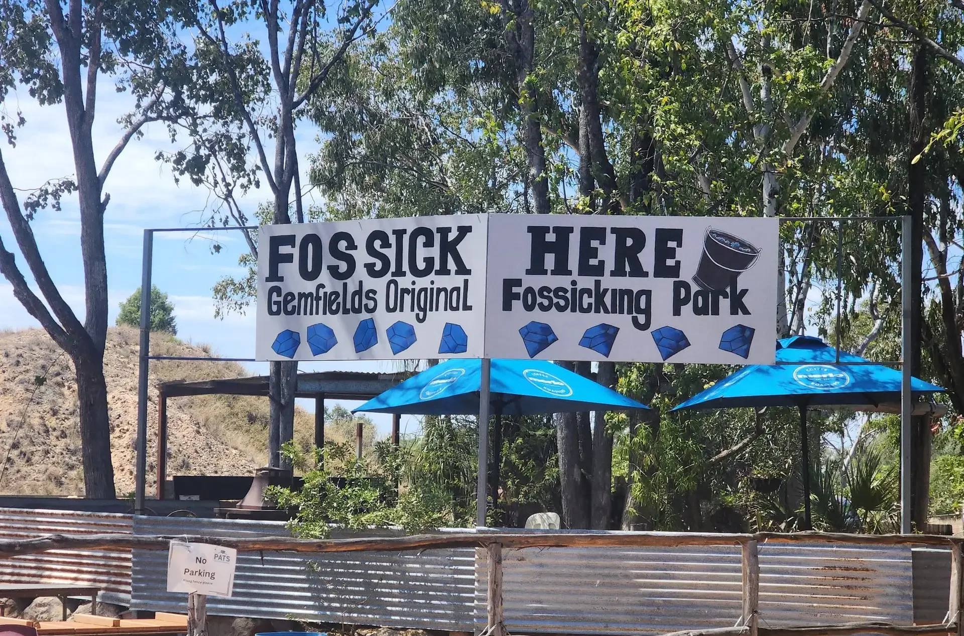 The outdoor fossicking area at Pats Sapphire Central
